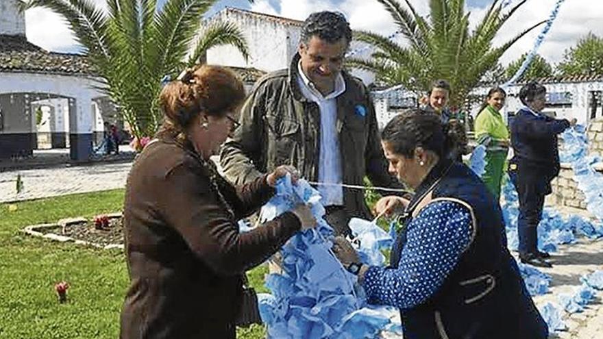 Unas 20.000 flores de papel adornan las calles y plazas