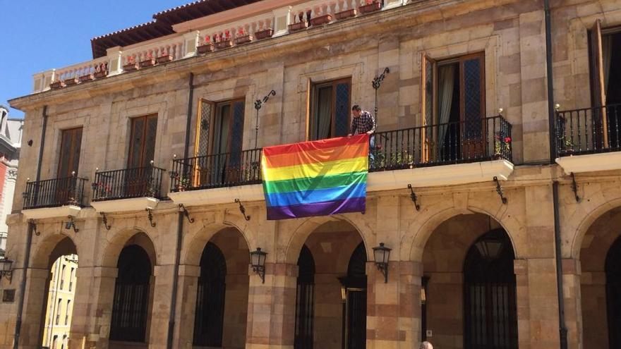 La bandera gay ondea en el Ayuntamiento de Oviedo