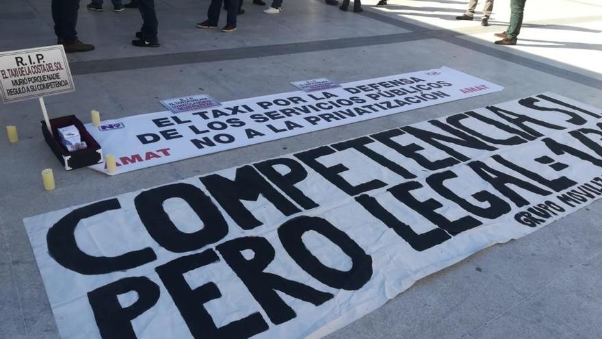 Una imagen de la protesta ayer ante la Delegación de Fomento.