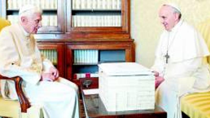 Primera entrevista pacífica de la historia entre un Papa y su antecesor