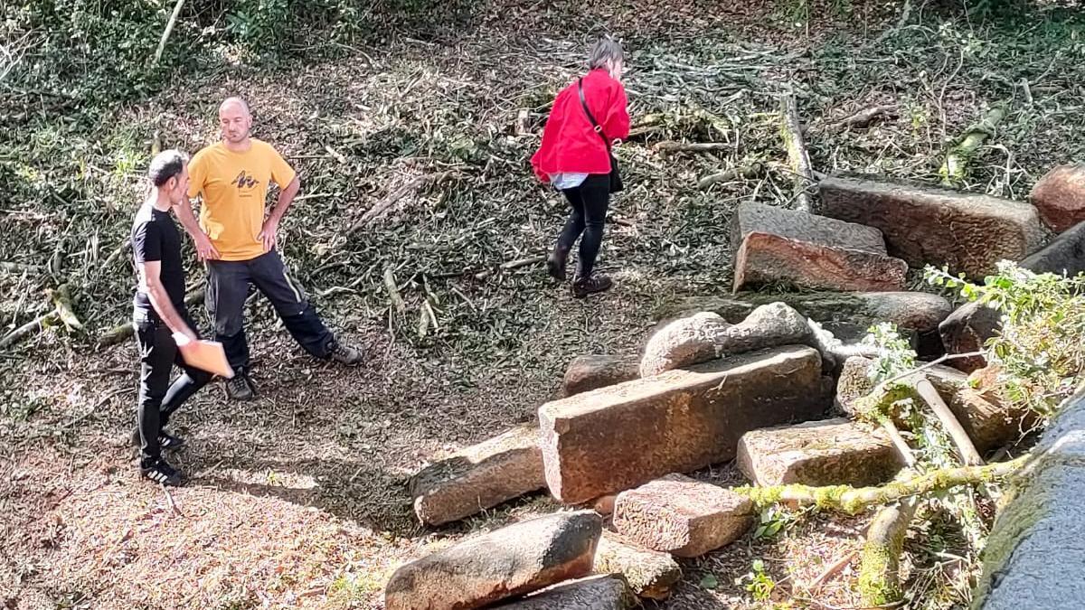 Piedras del Puente Anceu rescatadas por los submarinistas.