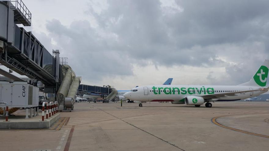 Un avión en la pista del aeropuerto de Ibiza.