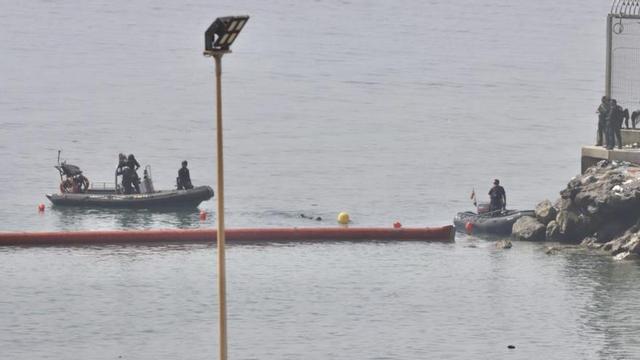 Col·locació de la barrera flotant a la frontera a Ceuta. | REDUAN / EFE