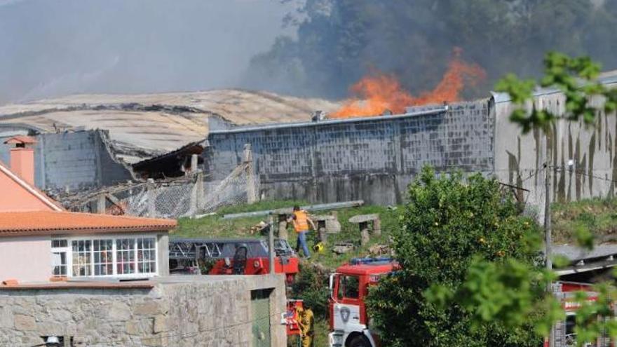 Incendio en la fábrica de puertas Comercial Vilanova, en Barro. / gustavo santos