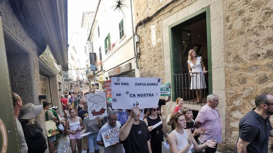 Sóller reclama «responsabilidad» para evitar el enfrentamiento entre ciudadanos tras la protesta contra la masificación