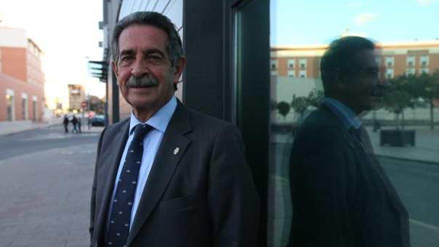 Miguel Ángel Revilla posa para la entrevista durante su visita a Málaga.