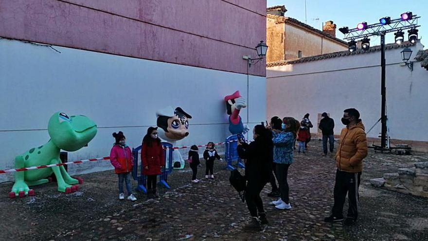 Niños posan junto a personajes de cuentos y dibujos animados. | M. J. C.