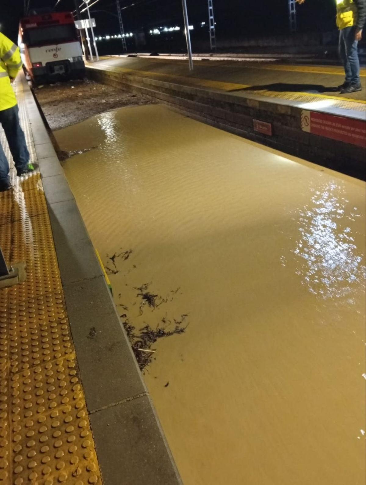 La caída de un muro por acumulación de agua corta la circulación ferroviaria entre Córdoba y Jaén