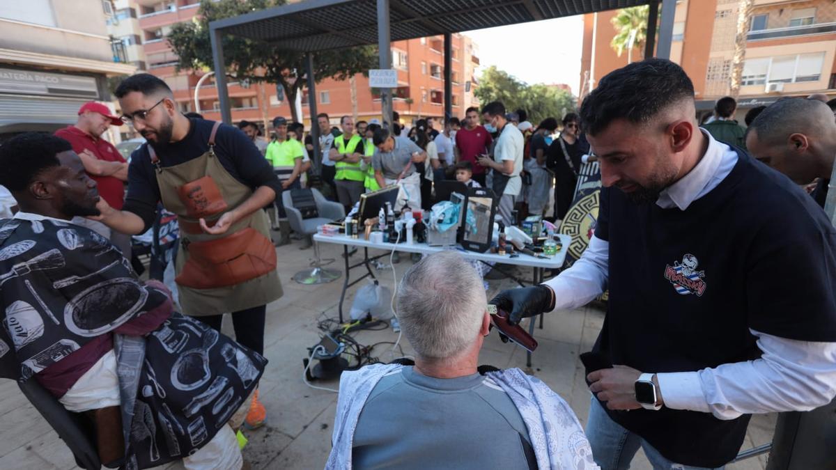 Cada uno ayuda como puede: un grupo de peluqueros llega desde Murcia para cortar el pelo y afeitar gratis Cada uno ayuda como puede: un grupo de peluqueros llega desde Murcia para cortar el pelo y afeitar gratis