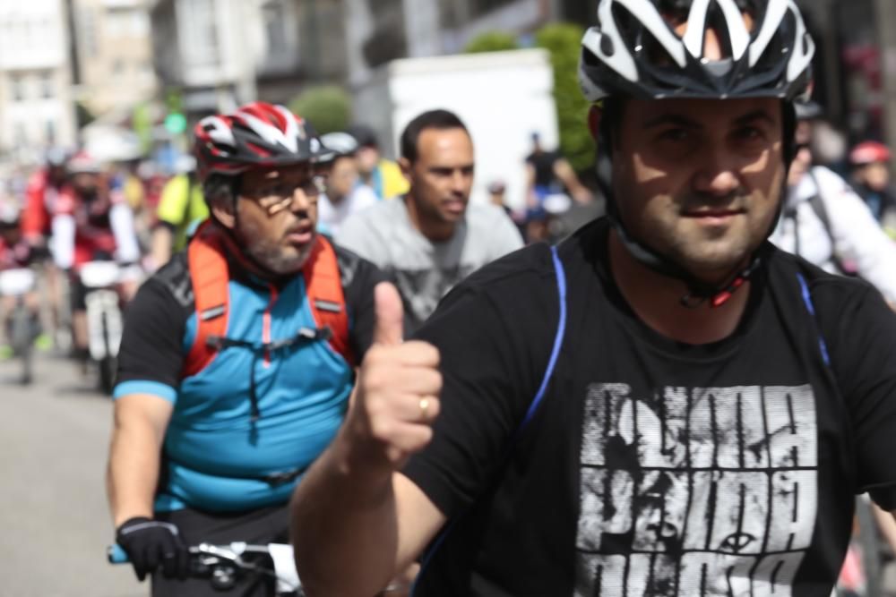 Centenares de vigueses de todas las edades participaron ayer en la marcha ciclista A Pedaliña que recorrió el centro de la ciudad para conmemorar el Día Mundial del Medio Ambiente y a favor de Unicef