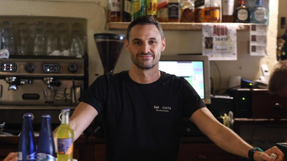 El encargado del Bar Costa, tras la barra