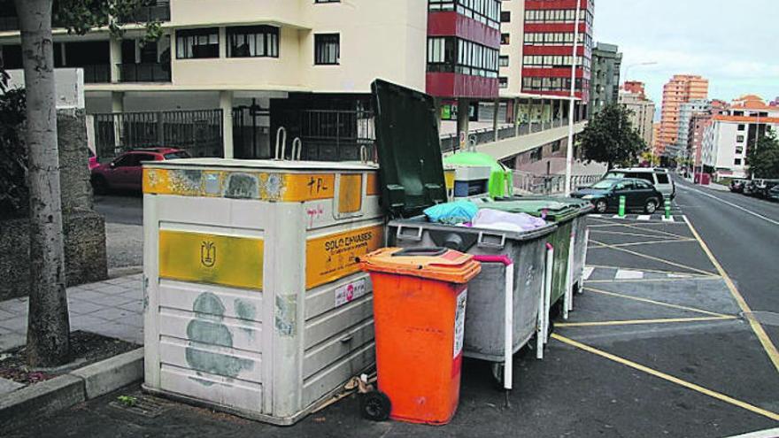 Contenedores de basura, ayer, en Santa Cruz de La Palma.