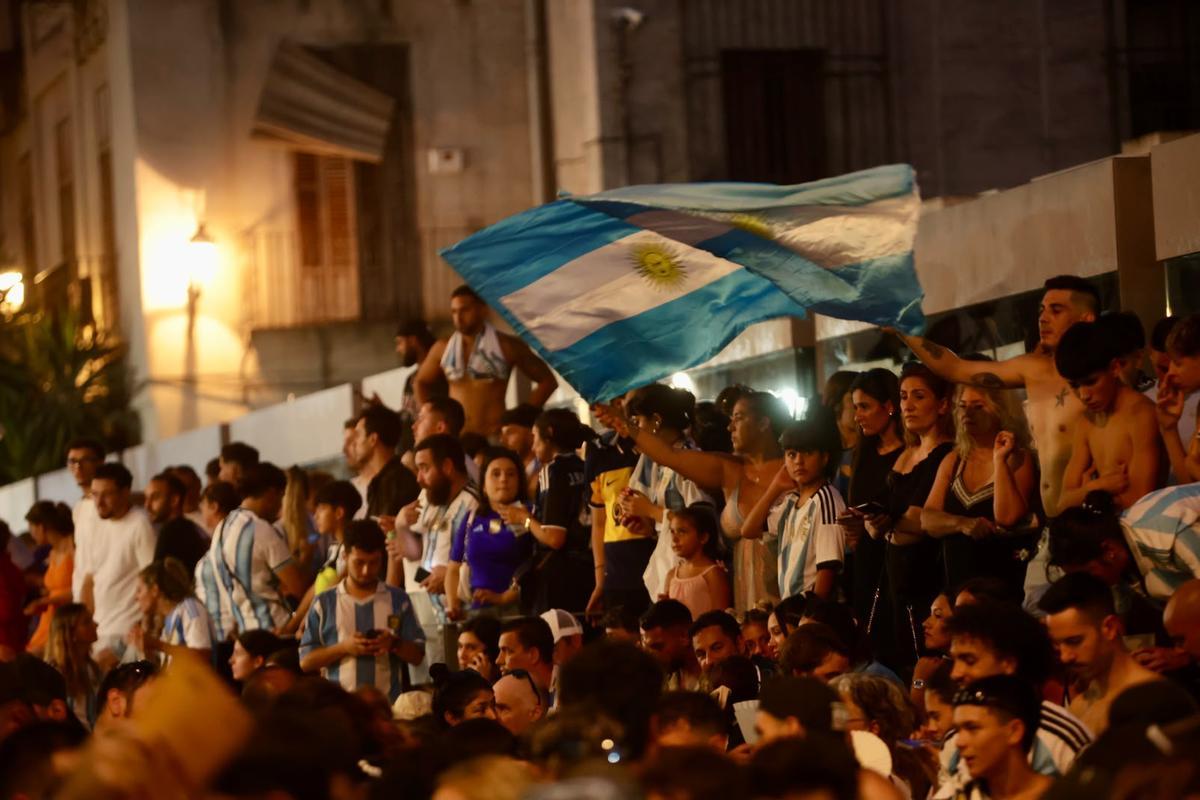 El centro de Alicante, lleno de hinchas argentinos para ver la semifinal del Mundial frente a Inglaterra