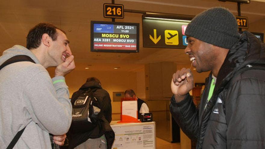 Vladimir Golubovic y Caleb Green sonríen ayer en el aeropuerto de Málaga antes de embarcar camino de Rusia para visitar hoy al CSKA de Moscú.