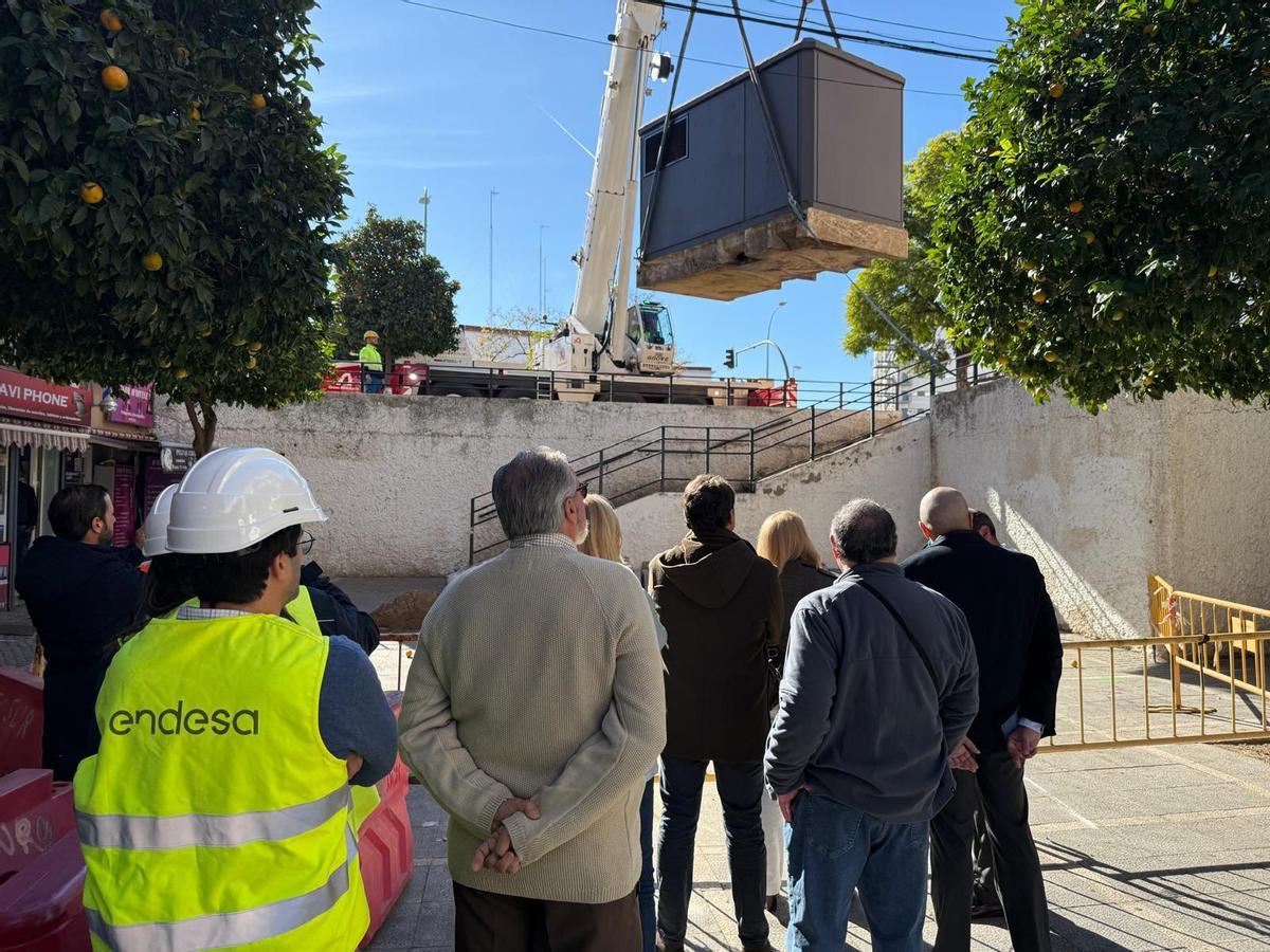 Instalación del nuevo transformador de Endesa en El Cerezo, en el barrio de la Macarena