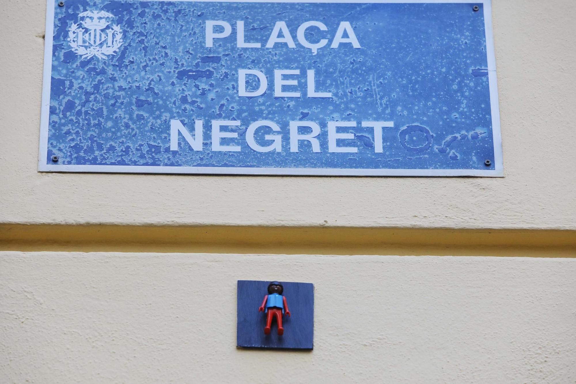 Figuras de Playmobil adornan las placas de calles en el centro de València