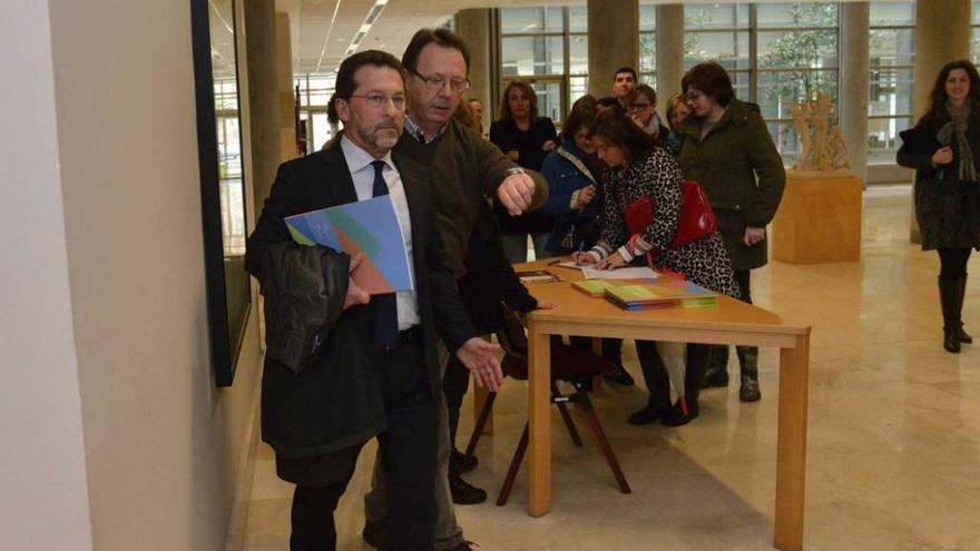 El consejero de Educación, Genaro Alonso, a la izquierda, antes de iniciarse el curso en el campus de Mieres.