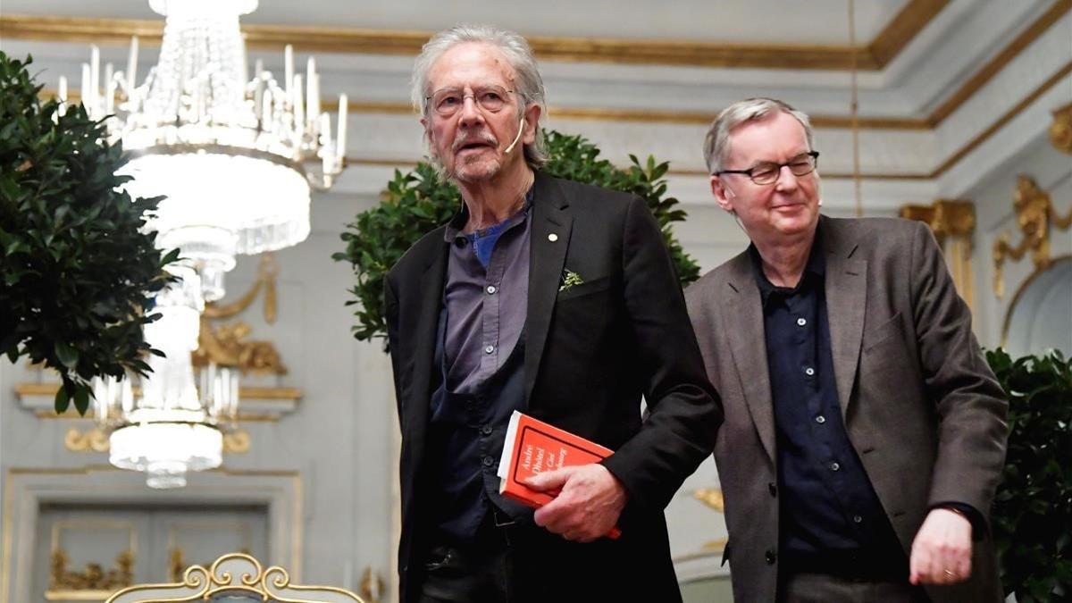 El escritor Peter Handke (izquierda) junto al académico Anders Olson, durante la rueda de prensa en la Academia Sueca de Estocolmo