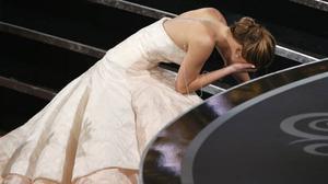 Jennifer Lawrence cau al pujar a buscar l’Oscar com a millor actriu.
