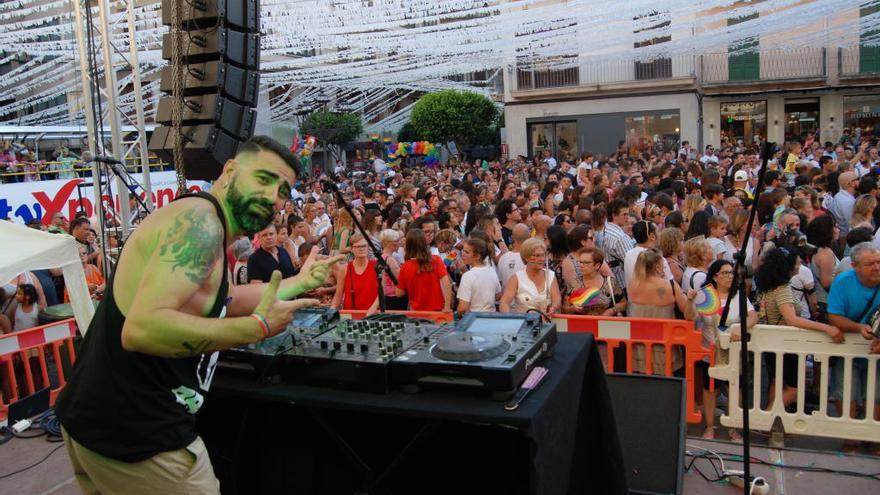 La plaza de EspaÃ±a de Inca abarrotada de gente celebrando la fiesta del orgullo LGTBI