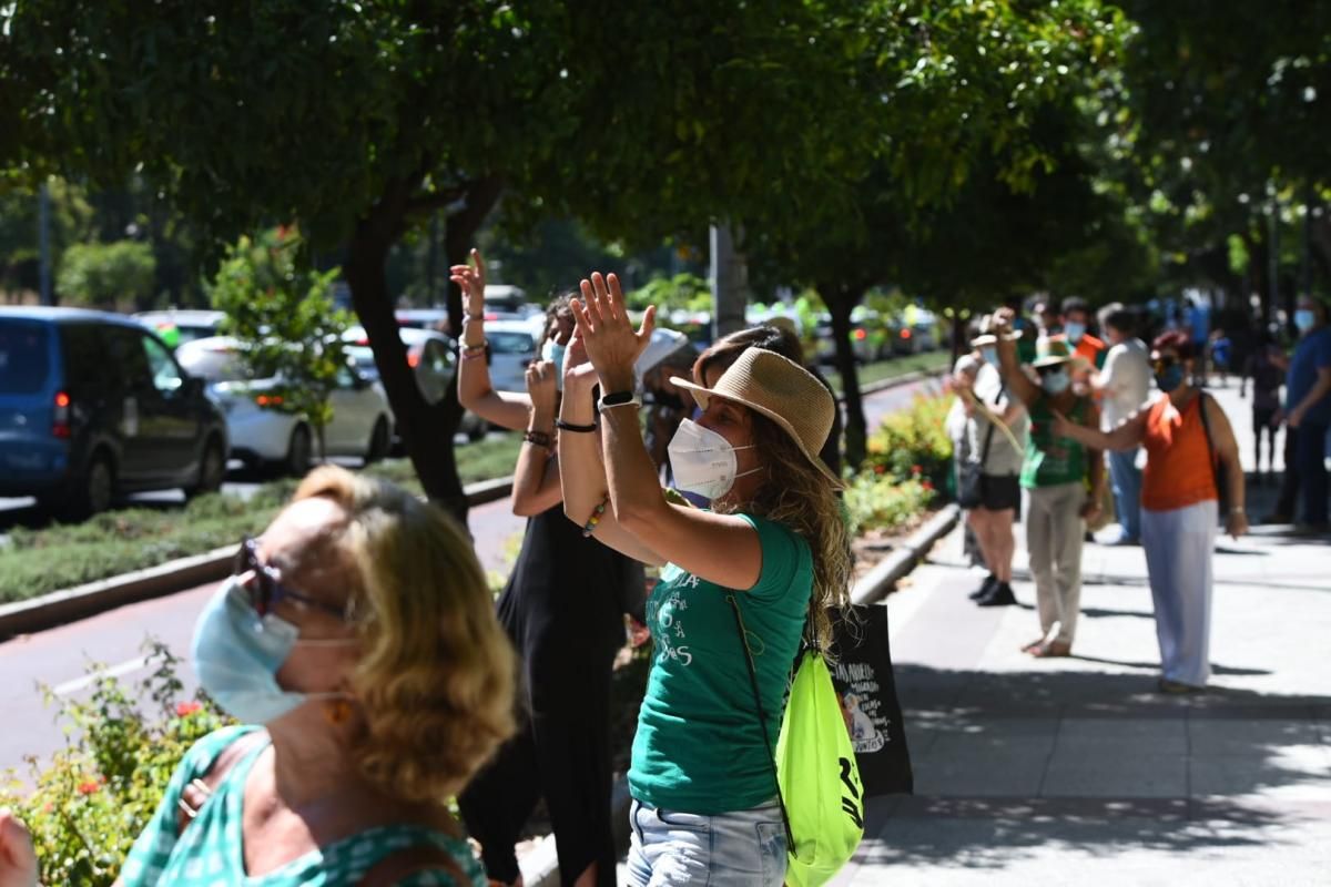 Caravana de coches en Córdoba por una vuelta al cole segura