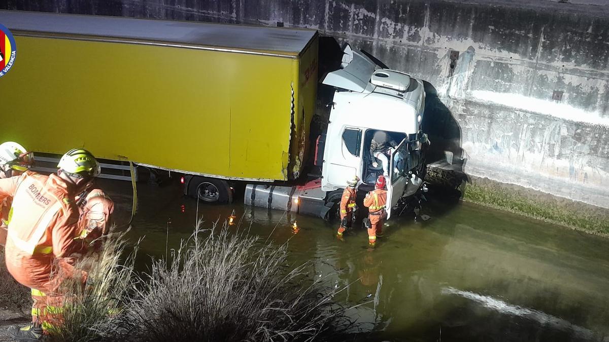 El camión accidentado en Gavarda.