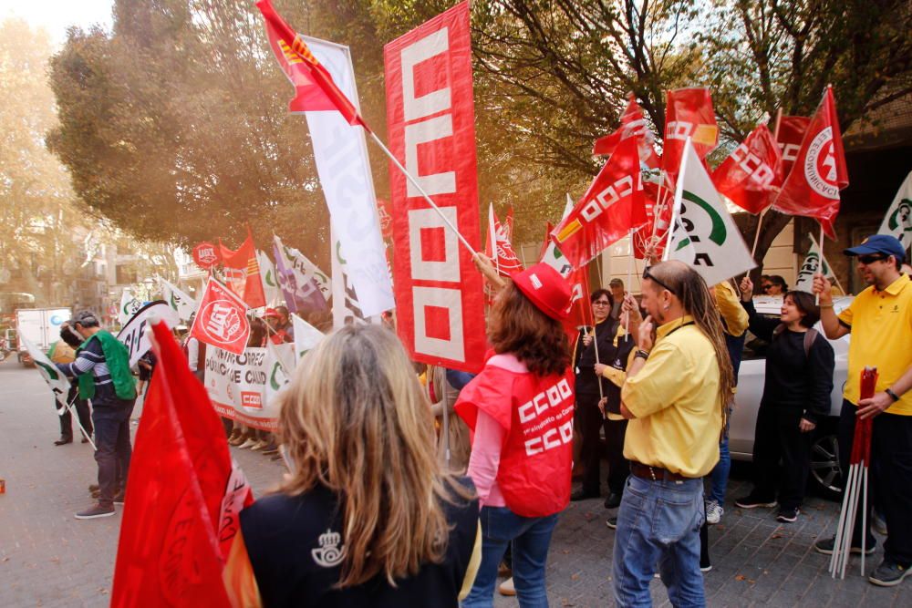 Protesta de funcionarios de Correos en Palma