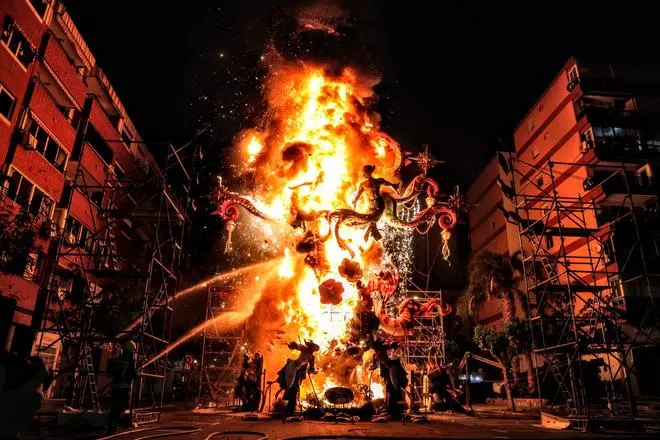 La cremà de Florida Portazgo deja unas imágenes espectaculares en la calle Cefeo