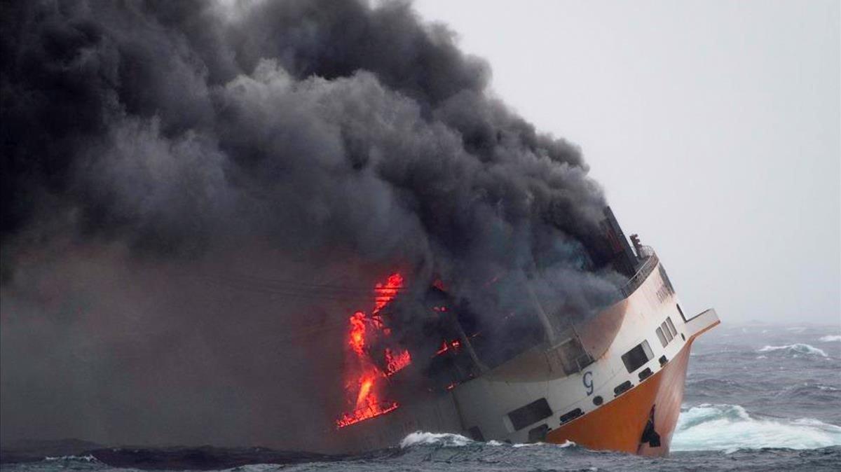 la embarcación Grimaldi, Grande America, incendiada en el Golfo de Vizcaya, en la costa oeste de Francia, el lunes 11 de marzo de 2019, las autoridades francesas están trabajando para contener un derrame de petróleo en la costa atlántica después de que el petrolero italiano se hundiera