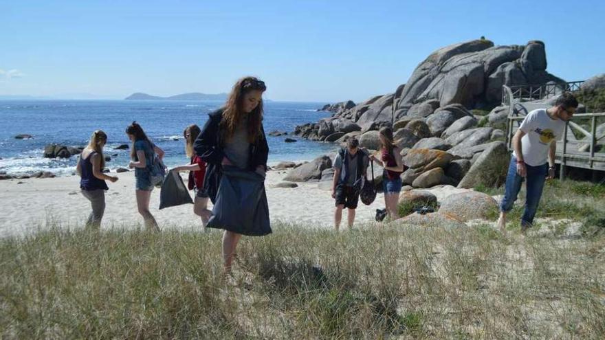 Recogida de plásticos en las playas y dunas del entorno del paseo Pedras Negras-Con Negro. // BDRI