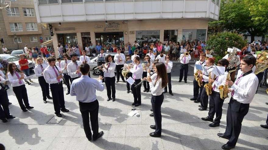 La Banda de Música Municipal toca frente al edificio del Concello. // G. Santos