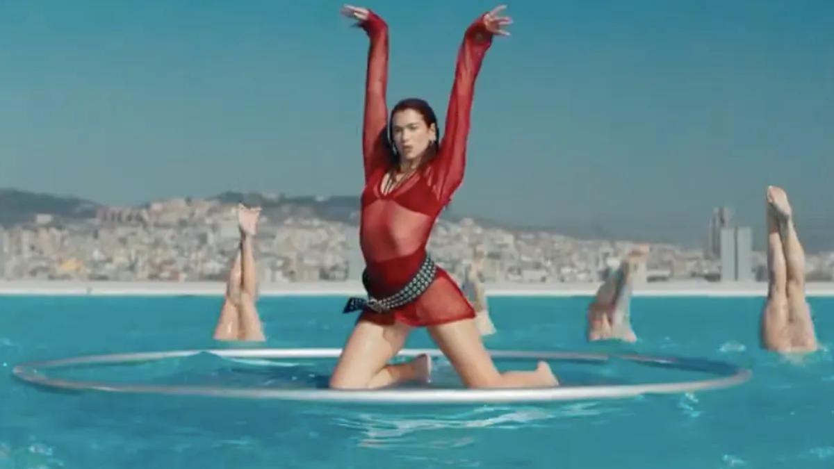 El último videoclip de Dua Lipa se ha grabado en las famosas piscinas de Montjuïc