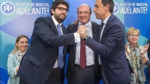 El secretario de organización del partido en Murcia, Fernado López Miras, el expresidente de Murcia, Pedro Antonio Sánchez, y el coordinador general del PP, Fernando Martínez-Maíllo, este lunes después de anunciar la dimisión de Sánchez.