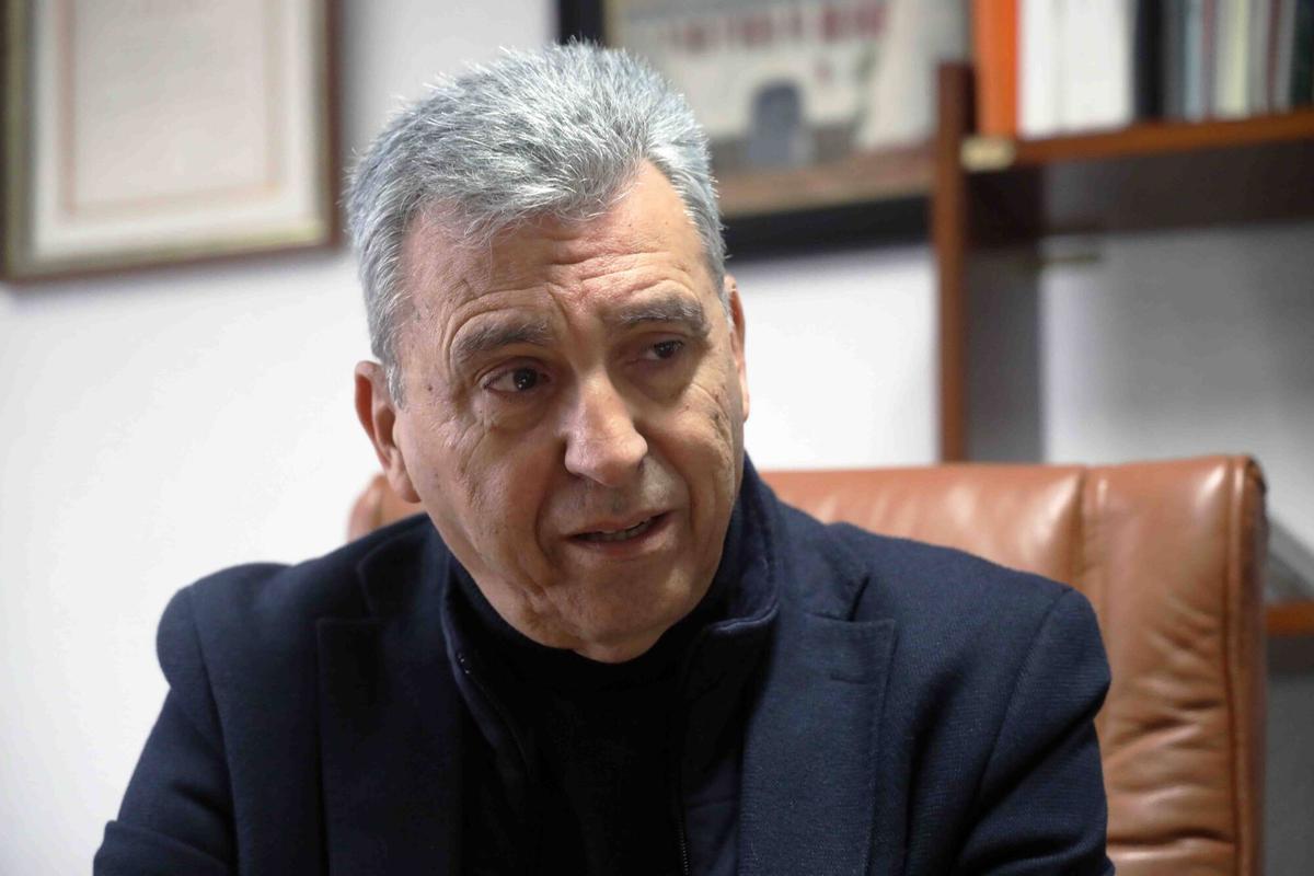 El director general y fundador de Maskom Supermercados, Sergio Cuberos, en la planta logística del polígono de Santa Teresa, en Málaga.