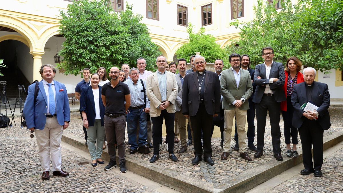 El obispo, con los representantes de los medios de comunicación cordobeses.