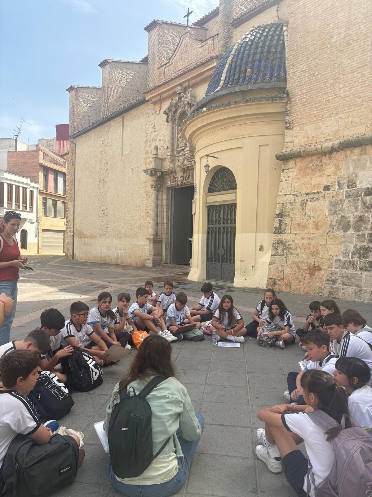 Los alumnos conocen edificios del patrimonio local.