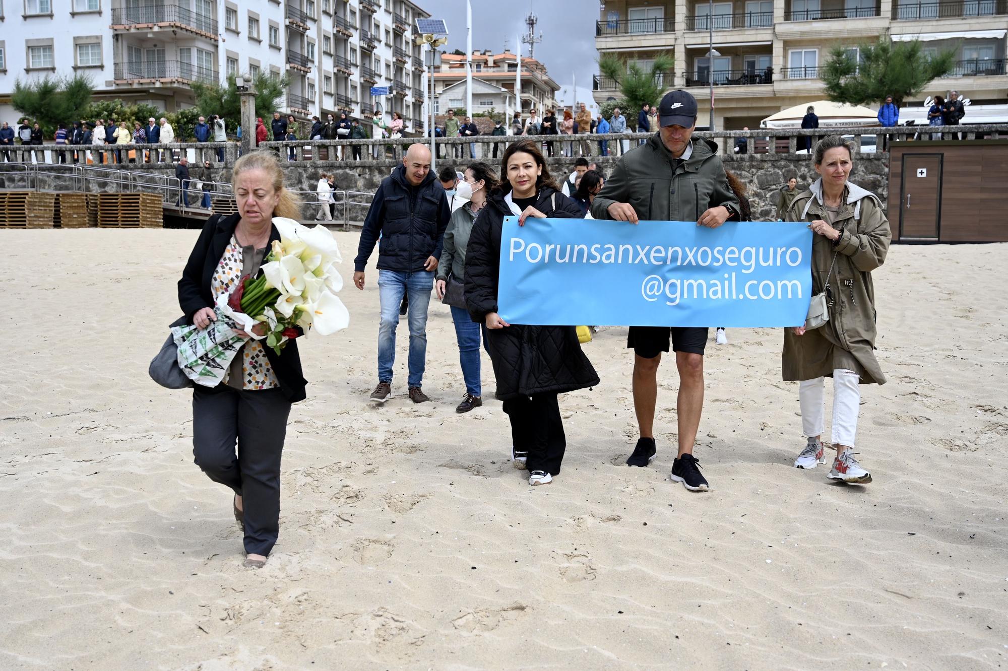 Homenaje al oftalmólogo coruñés Juan Tábara en la playa de Silgar e Sanxenxo, donde falleció