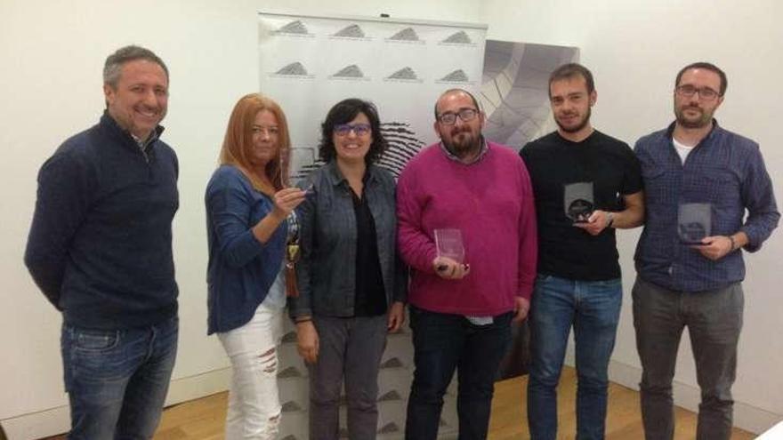 Cristina Alcaldá, en el centro, con los premiados.  // FdV