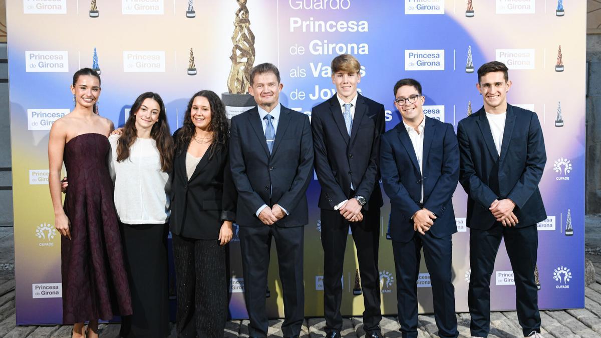 Inés Bergua, la primera por la izquierda en la foto de familia durante la entrega del premio Valores de Jóvenes Deportistas de la Fundación Princesa de Girona, a 10 de diciembre de 2025, en Girona, Cataluña (España). Este premio reconoce a jóvenes deportistas menores de 23 años y a entidades deportivas que destacan por su ejemplaridad, esfuerzo, resiliencia, compromiso social, e impulso de la inclusión, la igualdad y los hábitos de vida saludables.