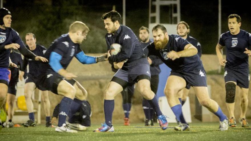 Un entrenamiento del Akra en el campo de La Cigüeña, en el barrio de San Gabriel