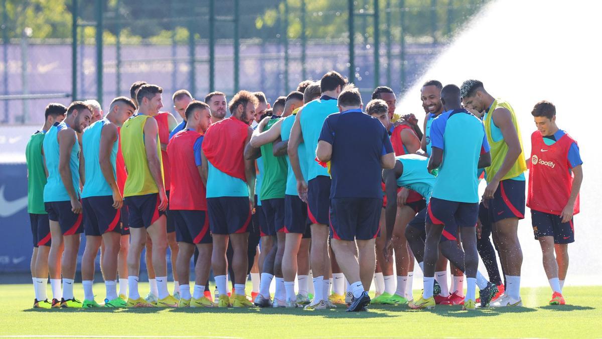 Umtiti recibe collejas en el entrenamiento del Barça