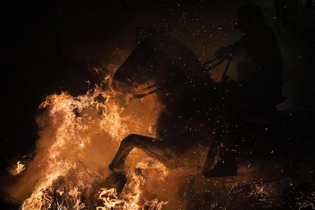 Luminarias incendia el pequeño pueblo de San Bartolomé de Pinares