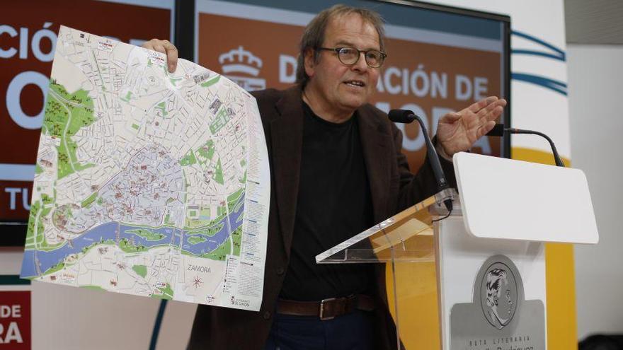 El concejal de Turismo presenta en Intur el nuevo mapa turístico de Zamora