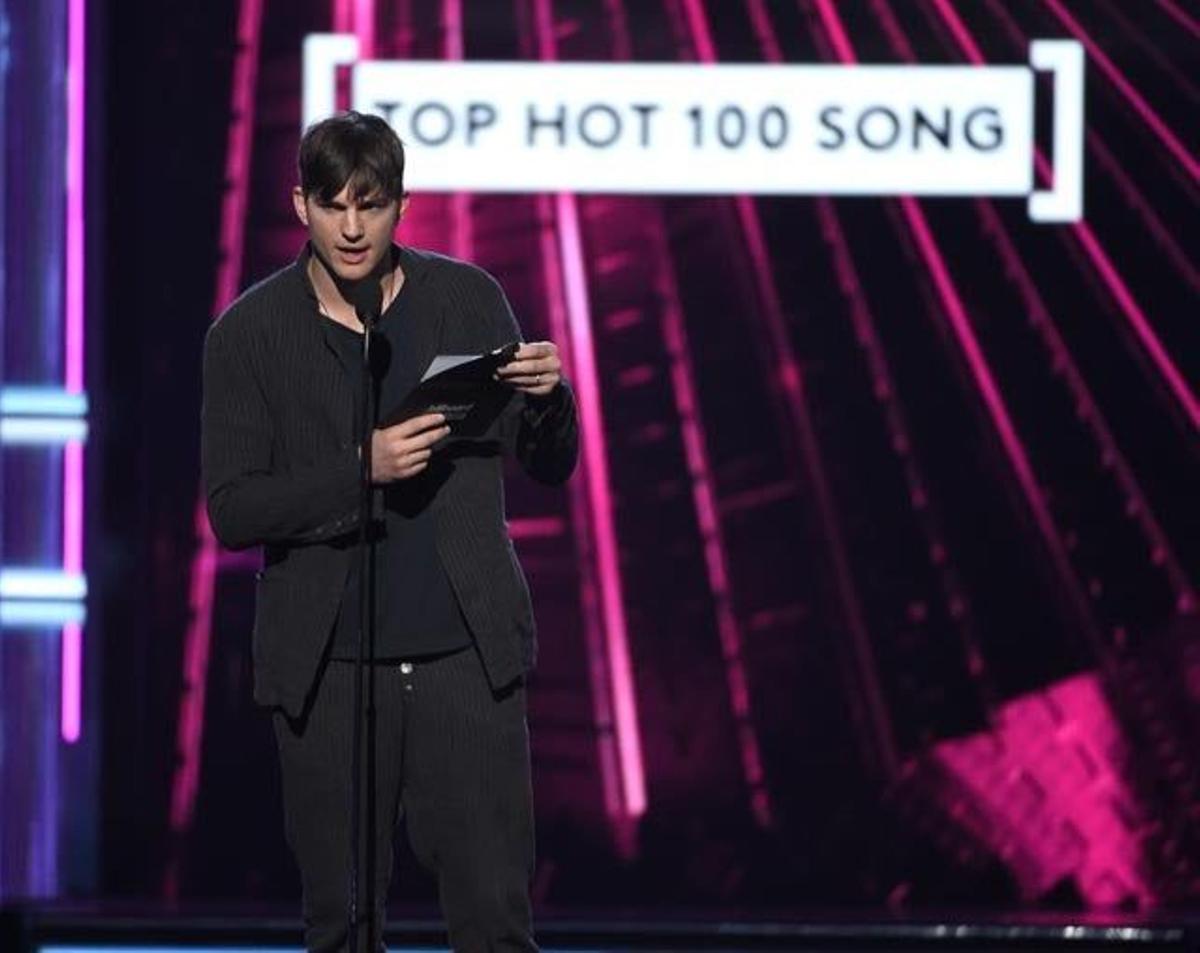 Ashton Kutcher presentó el premio Top Hot 100 Song en los 2016 Billboard Music Awards.