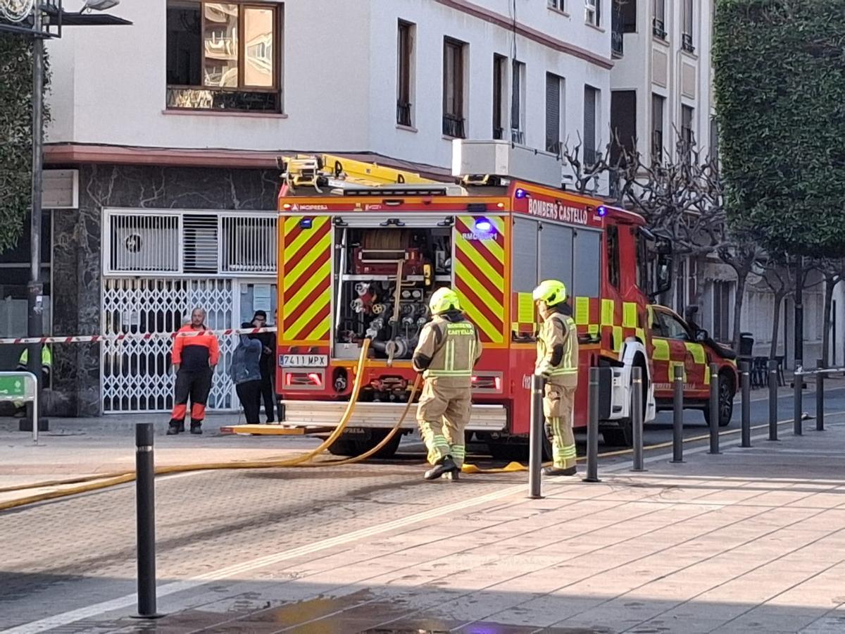 Los bomberos, a su llegada al centro de salud.