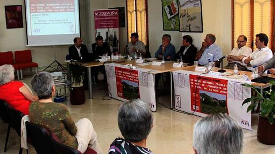 La biblioteca de Muro acogió este acto al que asistieron unas 120 personas.