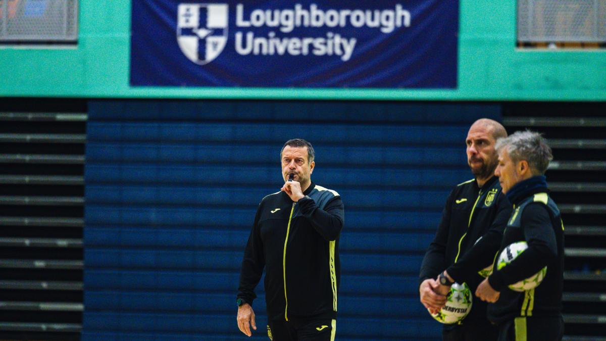 Jesús Velasco y su cuerpo técnico, en Loughborough