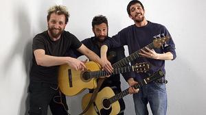 El grup Tremendamente interpreta en acústic la cançó ’Siempre caminando’.