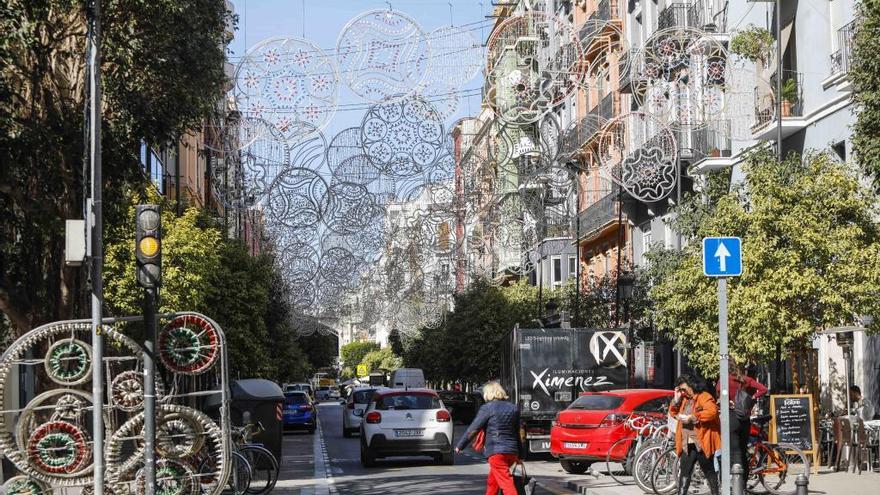 El montaje de las luces de Russafa, en las calles Cuba y Literato Azorín, transcurre con normalidad.