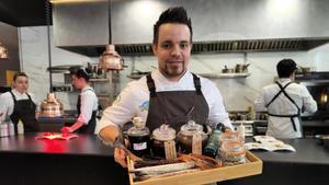 Sergi Palacín, con la caja con los ingredientes que elaboran en Hiu.